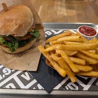 Spicy Chick'n burger and fries at VEG'D - Vegan Burgers - F-Hain in Berlin