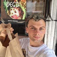 Delivery in Kreuzberg and Neukölln! 🚴🏼‍♂️

Find us on Deliveroo: https://deliveroo.de/de/menu/berlin/neukolln/vegd at VEG'D - Vegan Burgers - F-Hain in Berlin