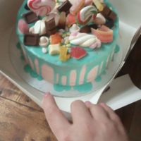 Drippcake voor mijn dochters eerste verjaardag besteld. Dat ik de doos open maakte zsg ik gelijk al dat dit duidelijk niet door professionele mensen gemaakt is. De cake was droog,  at I Love Cupcakes in Utrecht