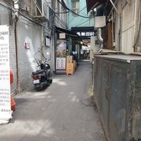 have to walk down this small alley at Hooked Poke 훅트포케 in Seoul