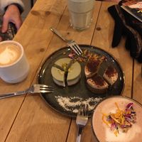 Matcha-Pistazien-Raw-Cake und Tiramisu-Raw-Cake zu Matcha Latte, Kakao und Kaffee. 🌸  at gesund & süß in Cologne