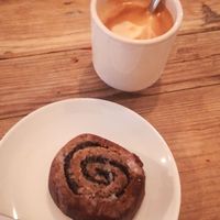 Hafermilch-Cappuccino mit Mohnschnecke at gesund & süß in Cologne