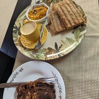 Combo 1 e também um bolo de Snickers at Espaço VHMOR in Sao Paulo