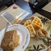 Waffles de pão de beijo e um bolo sem glúten de doce de leite at Espaço VHMOR in Sao Paulo