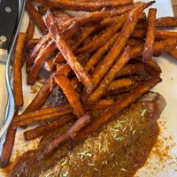 Süškartoffelpommes mit Seitan-Wursf at De Lux Curry in Sylt