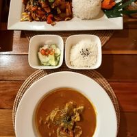 Veganes Tofu Stir Fry (oben). Unten Pänang Curry mit Fleisch at Kawin's Kitchen in Koh Samui