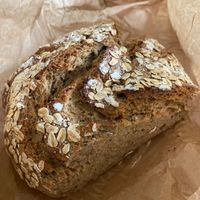 Ein schönes Café, es gibt veganen Kuchen und für den Kaffee auch Hafermilch. Der Garten ist zauberhaft, man sitzt im Grünen. ein extra Stern gibt es für das tolle Sauerteigbro at Mühle in Ahrenshoop