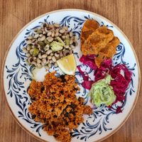 Börülce salatası, kısır, mercimek köfte ve restoranda yeni denen bir eşlikçi at Mayko Meze Evi in Istanbul