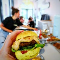 Selbstgemachte Burger aus dem Kochschkues "vegane Burger". at Kurkuma in Hamburg
