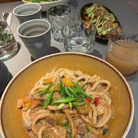 Udon-Nudeln und loaded fries. at Ülo in Tallinn