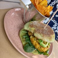 Hamburger de grão, batata doce e caril at Avocado in Obidos