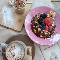 Cappuccino, panquecas e mousse de chocolate at Avocado in Obidos