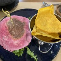 Hambúrguer de beterraba e feijão com bolo de caco de beterraba. at Avocado in Obidos