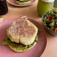 Pão bolo de caco de espinafres com hambúrguer de feijão e beterraba at Avocado in Obidos