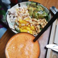 Salad bowl & juice at Filo in Sevilla