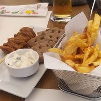 Souvlaki con maionese e pita e patatine fritte at Let's Vegan in Crete