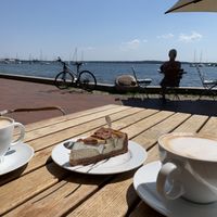2 Milchkaffee mit Hafermilch und veganer Schoko Käsekuchen  at NaturKost-Bar in Eckernfoerde