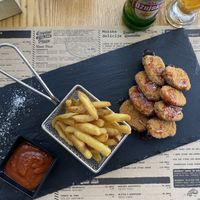 Los nuggets con patatas y salsa chilly  at Hedonist in Zadar