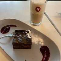 Vegan brownie and chai latte  at Buurten in de Bieb in Utrecht
