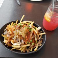 Poutine végane avec limonade maison à la framboise. at Bohème in Tadoussac