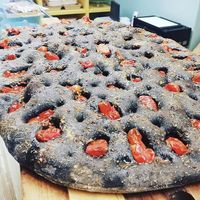 focaccia de carbón vegetal y tomatitos at Trigo in Barcelona