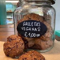 Vegan oat cookies with chocolate and seeds at Trigo in Barcelona