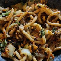 Udon con „pollo“ crujiente (aunque no tenía nada de crispi pollo, sino setas fritas). El plato era picante aunque en la carta no lo indicaba y bastante aceitoso, pero estaba b at De Herberg in Middelburg