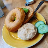 Tomato bagel, tomato-pesto cream cheese, extra avocado at Bagels & Beans in Bergen Op Zoom