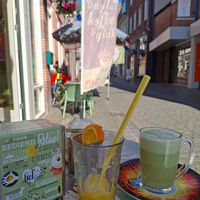 Jus and matcha latte with oat milk at Bagels & Beans in Bergen Op Zoom