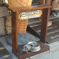 Doggy (and pigeon) bar at Fabbrica del Gelato in Vigo