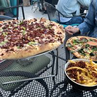 Pizza squisita 14", Pizza infinita 10" y papas fritas con queso y chorizo at Ixteriolo's in Monterrey