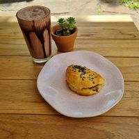 Milkshake de chocolate (R$ 18) + pastel assado de proteína de soja com cheddar (R$ 6,00) at Modesta Vegana Mercado in Porto Alegre