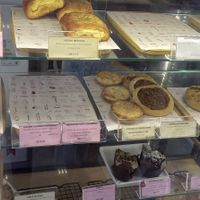 Alguns dos salgados disponíveis naquele dia at Modesta Vegana Mercado in Porto Alegre