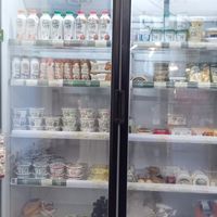 Geladeiras fartas de opções at Modesta Vegana Mercado in Porto Alegre