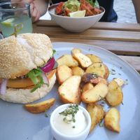 Beyond burger & Mexican Bowl at Kind Kitchen in Porto