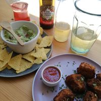 Guacamole com chips de milho e nuggets vegan com molho BBQ at Kind Kitchen in Porto