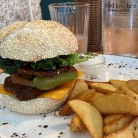 Hambúrguer Crispy Seitan & Bacon at Kind Kitchen in Porto