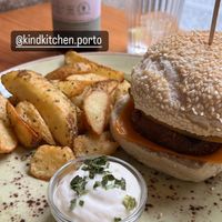 Hambúrguer crispy seitan e bacon 🥓 🍔   at Kind Kitchen in Porto