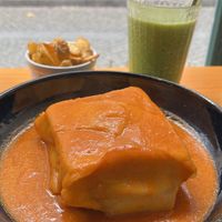 Francesinha de tofu fumado com chouriço de soja, cogumelos e tomate 🍅🍄   at Kind Kitchen in Porto