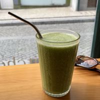 Sumo verde de espinafres, manga, banana e ananás 🍍🥭🍌🍃   at Kind Kitchen in Porto