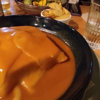 Francesinha vegana y pone bowl increíblew. Sabores inigualables. El trato es estupendo. El local encantador y con mucha personalidad. Calidad de los productos muy buena. Lo recome at Kind Kitchen in Porto