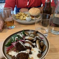 Burguer and Buddha bowl   at Kind Kitchen in Porto