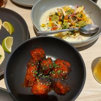 Nuggets y ceviche al fondo at Kind Kitchen in Porto