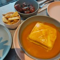 Fransesinha y nuggets de fondo at Kind Kitchen in Porto