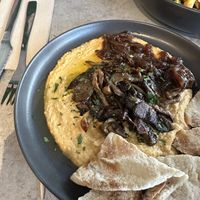 Hummus com cogumelos   at Kind Kitchen in Porto