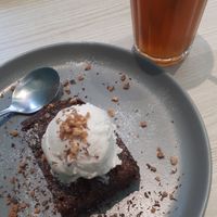 Brownie with peanut butter and vanilla ice cream 🌟 at Kind Kitchen in Porto