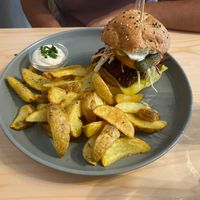 Crispy seitan & bacon (pão de hambúrguer de fermentação lenta, panado de seitan, bacon, fatia de queijo, pickles de pepino, tomate, salada coleslaw, maionese e ketchup) - 13€ at Kind Kitchen in Porto