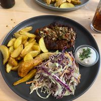 Bife chimichurri (bife seitan caseiro, molho chimichurri, salada coleslaw e batatas fritas com maionese) - 13€  at Kind Kitchen in Porto