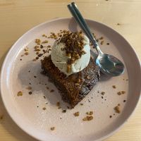 Brownie & gelado (brownie de chocolate com caramelo de manteiga de amendoim acompanhado de bola de gelado de baunilha artesanal) - 6,5€ at Kind Kitchen in Porto