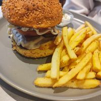 Hamburguesa de seitán e bacon at Kind Kitchen in Porto